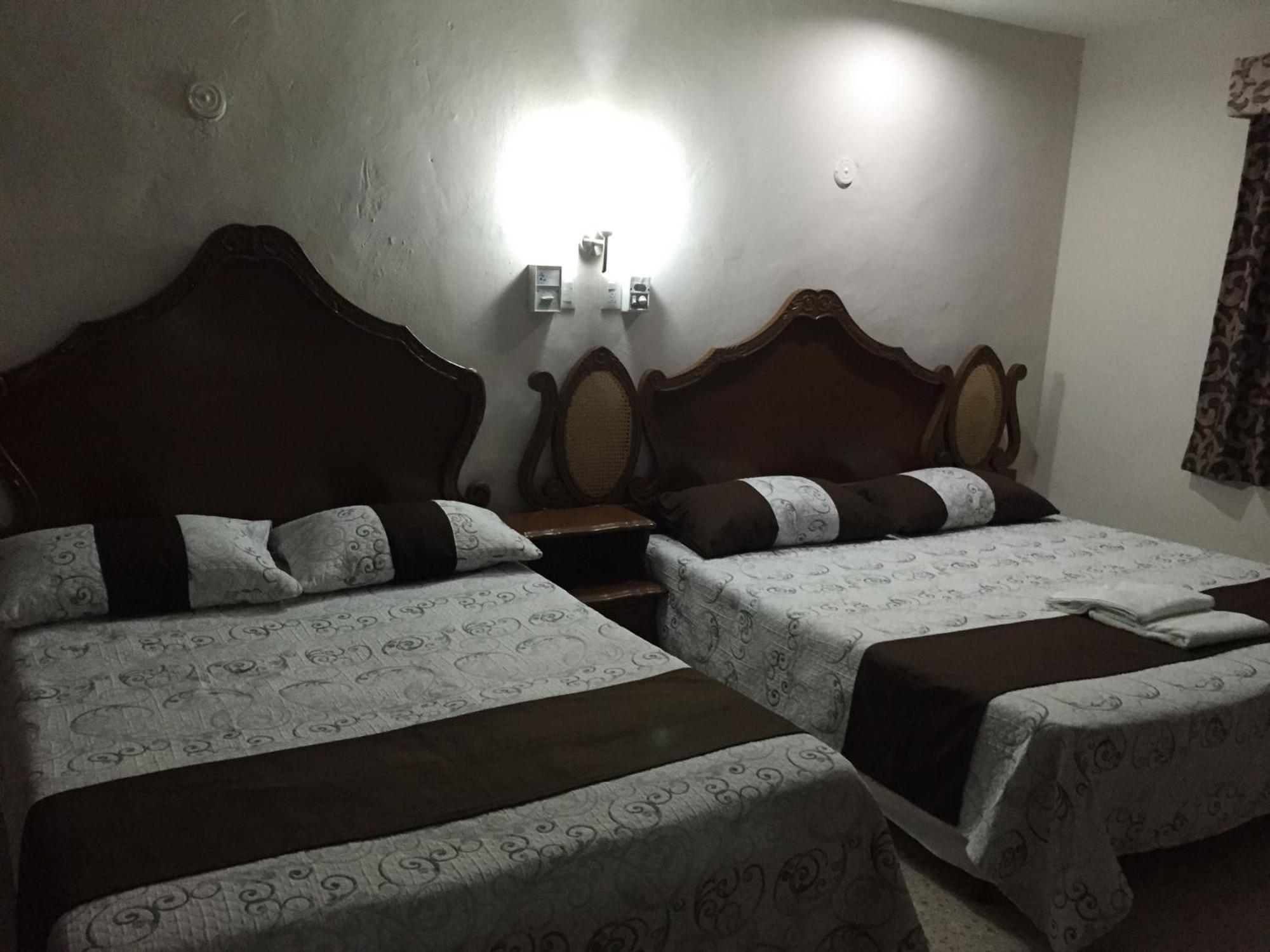 Хостел Hostal Kin-Beh Вальядолид Экстерьер фото
